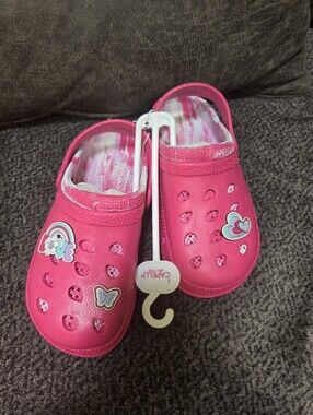 CROC style Kids Bright Pink Clog  NWT with Heart & Rainbow Jibbitz